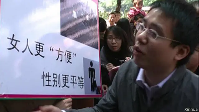 广州数名女性占领“男厕”行动，要求当局关注女厕不足的问题。