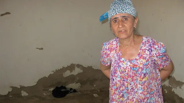 ..."Бу ернинг тупроғи шўрланган экан, деворларни "тўкиб ташлаяпти", дейди ўқитувчи Салима.