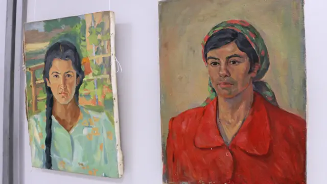 Ko‘rgazmadan Azimjon Asqarov 1977 yildan boshlab chizgan suratlar ham namoyish etilmoqda. 