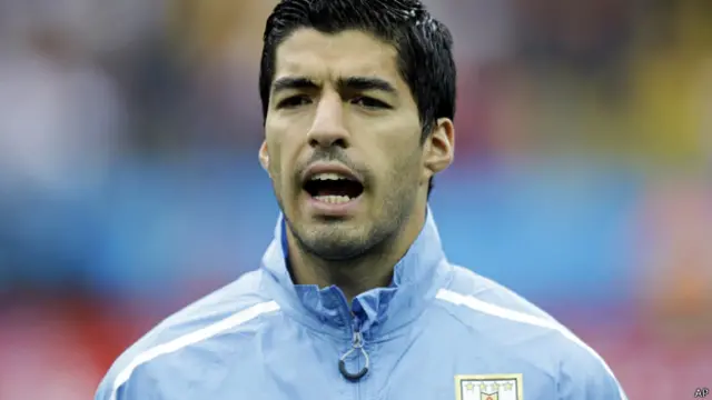 Луис Суарес поет гимн Уругвая