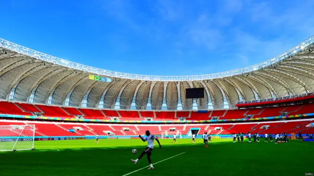 ارجنٹائن اور نائجیریا کا میچ برازیل کے شہر پورٹو الیگرے کے بیرا ریو سٹیڈیم میں کھیلا گیا جہاں تماشائیوں کے بیٹھنے کی گنجائش 51 ہزار تھی۔