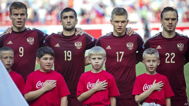 Российские футболисты поют гимн
