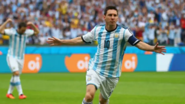 হাফ-ভলি থেকে নাইজেরিয়ার জালে প্রথম গোলটি ঢোকানোর পর লিওনেল মেসির উদযাপন। 