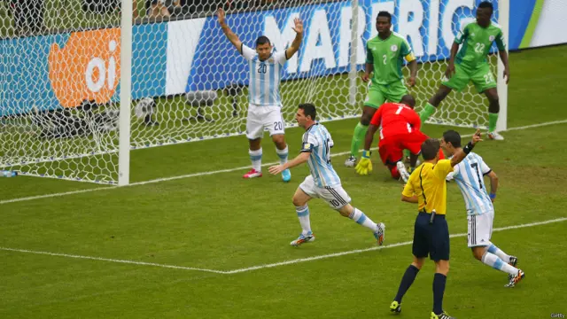 ارجنٹائن کے لیونل میسی نے میچ کے تیسرے ہی منٹ میں گول کر کے ارجنٹائن کو برتری دلوا دی۔یہ اس ورلڈ کپ میں میسی کا تیسرا اور نائجیریا کی ٹیم کے خلاف اس ورلڈ کپ میں ہونے والا پہلا گول تھا۔