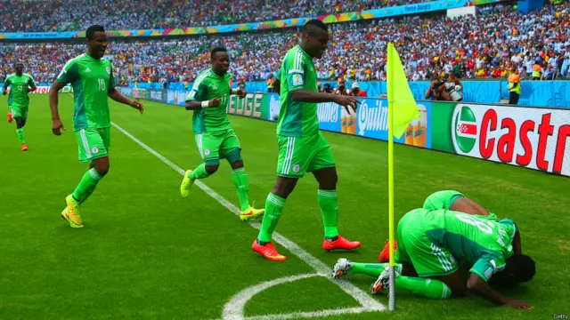 ارجنٹائن کے گول کے ایک ہی منٹ بعد جوابی حملے میں نائجیریا کے احمد موسی نےگول کر کے میچ برابر کر دیا۔