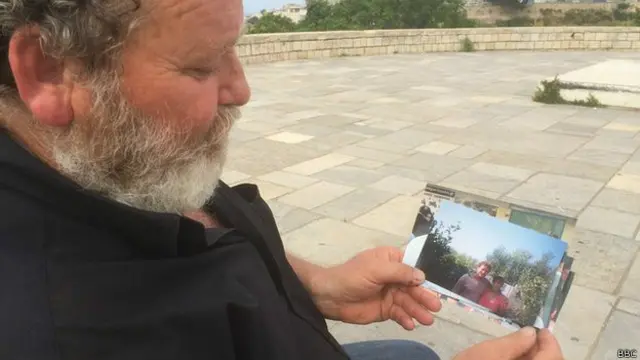 Никос с фотографиями