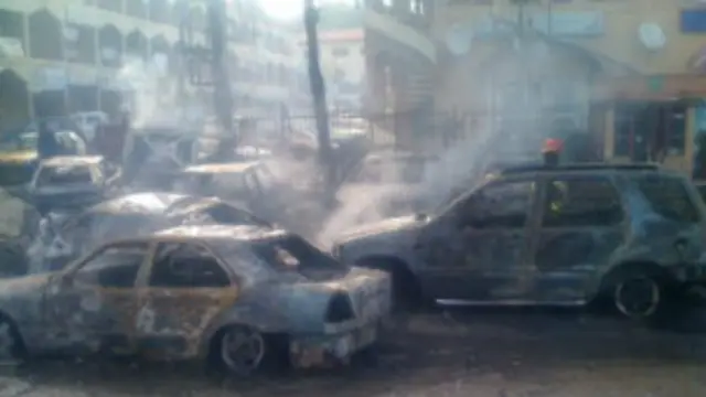 许多停在购物中心外面的汽车在爆炸中被烧毁。