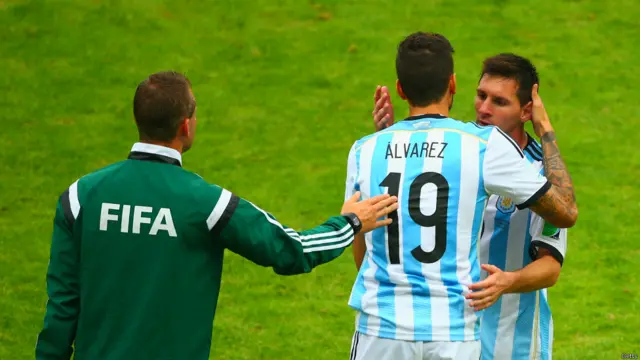  میسی کو مینیجر نے 63ویں منٹ میں باہر بلا لیا۔ مداحوں نے ان کے لیے کھڑے ہو کر تالیاں بجائی۔ ان کے جگہ رکارڈو الواریز کو اندر بھیجا گیا۔ 