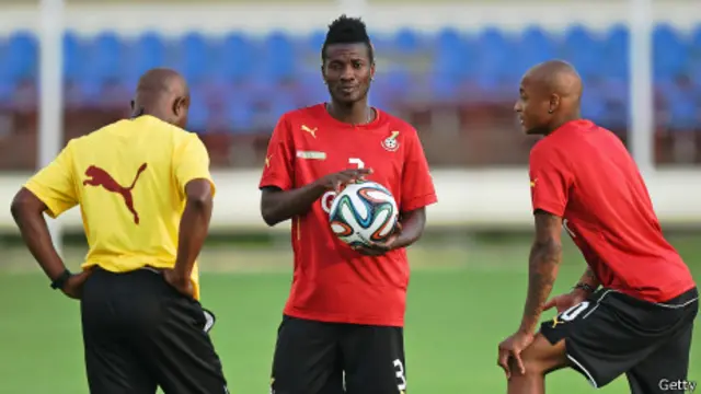Asamoah Gyan (centro) durante entrenamiento del equipo de Ghana