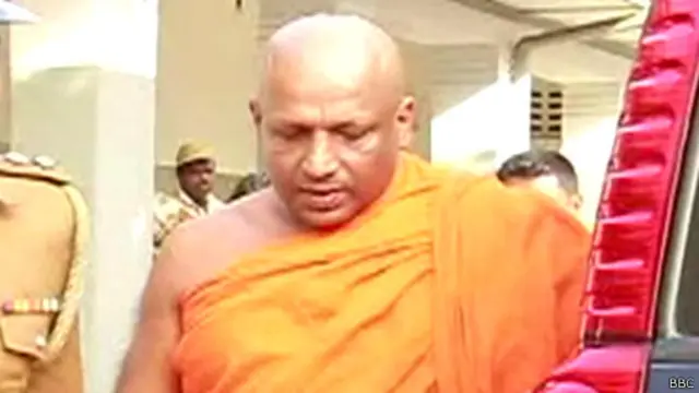 වටරැක විජිත හිමියන් බොදු බල සේනා සංවිධානයේ තර්ජනයට සහ තදබල විවේචනයට ලක් වූ භික්ෂූන් වහන්සේ නමක් 