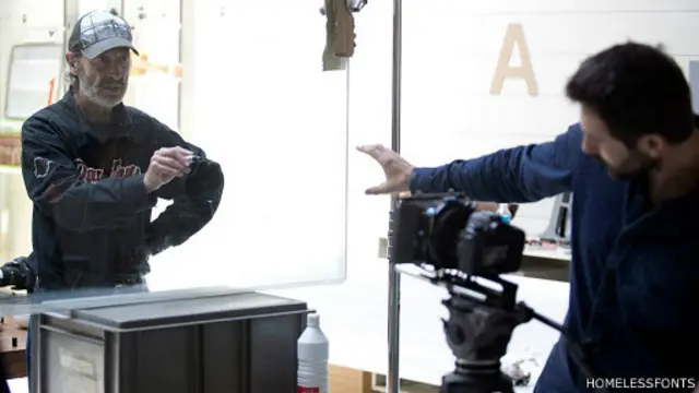 Caligrafia de moradores de rua é digitalizada e posta à venda