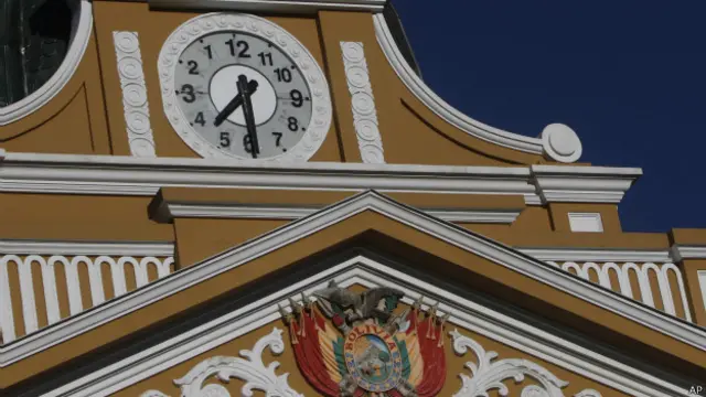 یہ گھڑی بوليويا کی پارلیمنٹ کی عمارت کے باہر لگی ہے