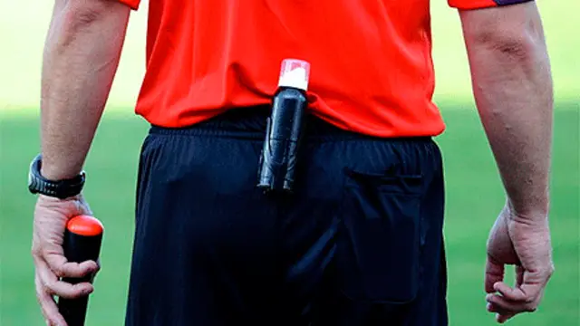 Árbitro usando aerosol (foto: Getty) 