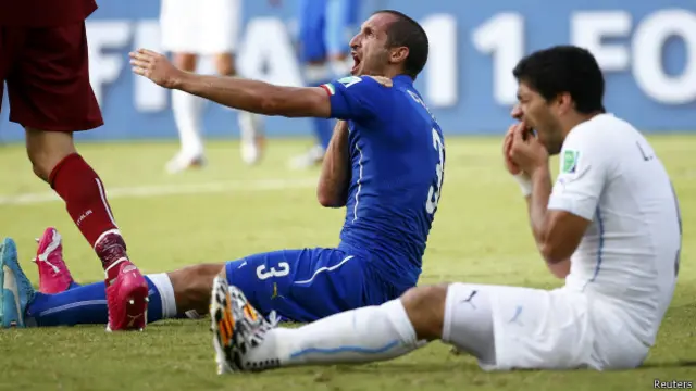 لوئس سواریز کو کاٹنے پر اس سے پہلے بھی دو مرتبہ سزا ہو چکی ہے