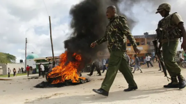 يلقي الرئيس الكيني اوهورو كينياتا اللوم على "شبكات سياسية محلية" في اندلاع أعمال العنف