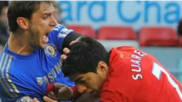 2013年4月蘇亞雷斯在比賽中咬切爾西後衛伊萬諾維奇