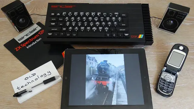 मुझे सफ़ाई के दौरान पुराने गेम, पेन, स्पेक्ट्रम और काग़ज़ मिले. अब इनकी जगह आईपैड ने ले ली है. समय कितना बदल गया है- स्टीवन मैकलेलान