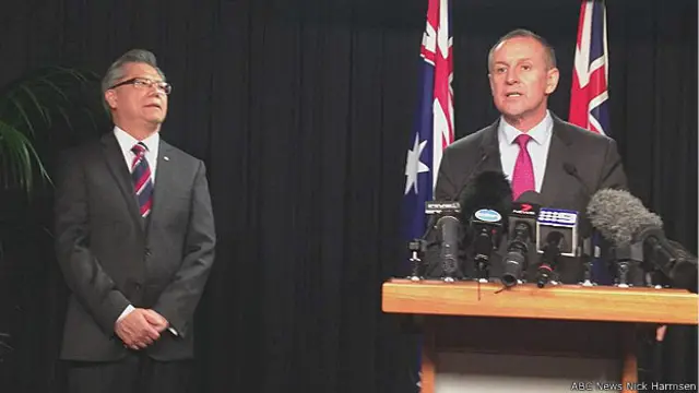 Thủ hiến tiểu bang Nam Úc, ông Jay Weatherill, loan báo bổ nhiệm ông Lê Văn Hiếu (trái) làm toàn quyền tiểu bang.