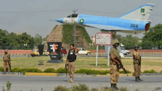 Soldados vigilan el aeropuerto de Peshawar