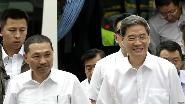 大陆国台办主任张志军6月26日抵达新北市五股劳工中心，会见新北市副市长侯友宜，两人针对两岸经济合作交换意见，也讨论了育幼和托老等市政议题。