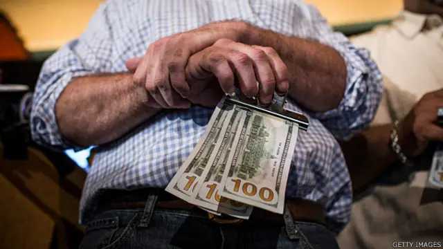 纽约中央公园陈光标宴会上一名赴会者领下300美元现钞（25/6/2014）