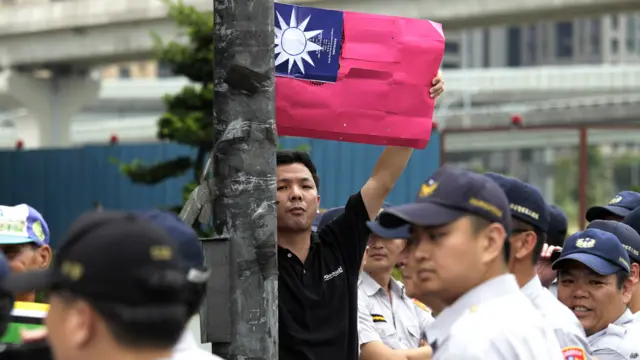 为了让两人的会面顺利进行，警方在马路中央架起拒马，把抗议人士阻隔在对街，但抗议者呼喊声依然清晰可闻。