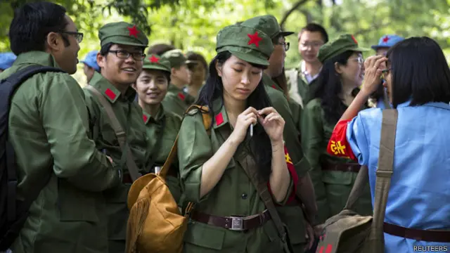 纽约中央公园陈光标宴会上身穿老式中国解放军军服的志愿者（25/6/2014）