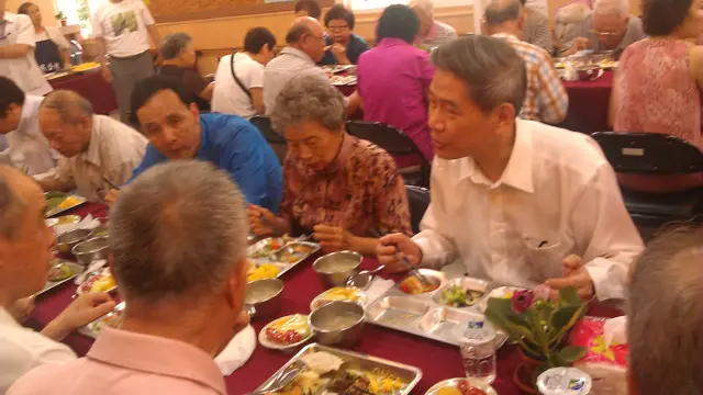 稍早，张志军参访新北市汐止区厚德里活动中心，接着在朱立伦陪同下，参访土城顶埔公共托老中心，并和老人共进午餐。（BBC中文网驻台湾特约记者严思祺摄于新北市） 