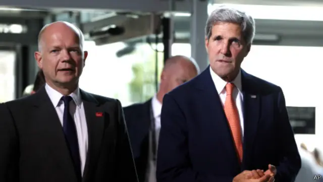 هیگ (چپ) مانند کری تشکیل دولت وحدت ملی را برای مقابله با داعش لازم دانسته است