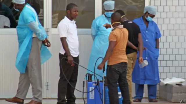 Doctores esperan la llegada de un paciente con ébola en Guinea
