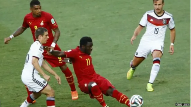 Kevin-Prince Boateng (izq. en rojo) y Sulley Muntari