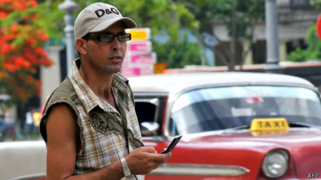 Usuario de un teléfono celular en Cuba