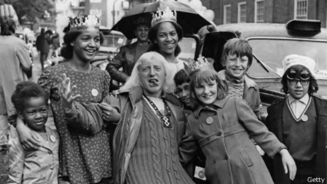 جیمی سویل از چهره‌های معروف رادیویی و تلویزیونی بریتانیا بود