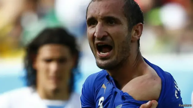 Chiellini menuliskan pendapatnya mengenai sanksi Suarez melalui situs pribadinya.