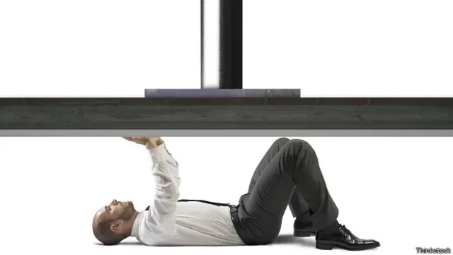 Мужчину придавливает прессом