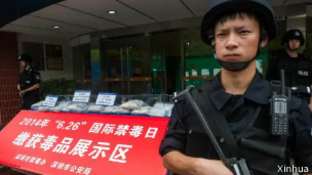 6月25日,深圳警方展示缴获的毒品。