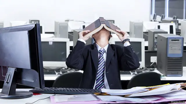 Бизнесмен под давлением постоянных переработок
