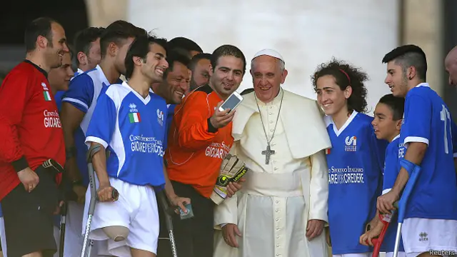 El Papa deja que le hagan una foto