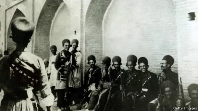 سربازان ایرانی آماده دفاع در مقابل نیروهای عثمانی (۱۹۱۶)