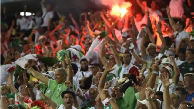 عقب الهدف الجزائري اشتعل الملعب بهتافات المشجعين الجزائريين وبدأت دفة التشجيع برمتها تتحول نحو المتنخب الجزائري