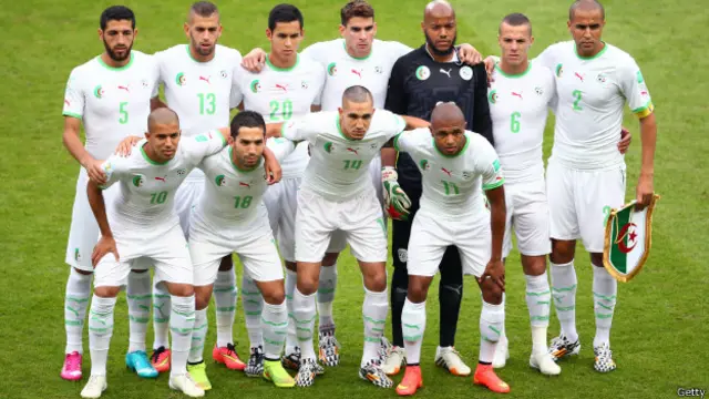 Tim Aljazair (atas) dan Nigeria merupakan wakil benua Afrika yang lolos ke putaran 16 besar.