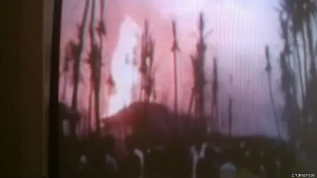 دور سے آگ کے شعلے بلند ہوتے دیکھے جا سکتے ہیں