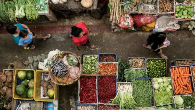 Sejumlah bahan pangan akan semakin mahal karena rupiah.