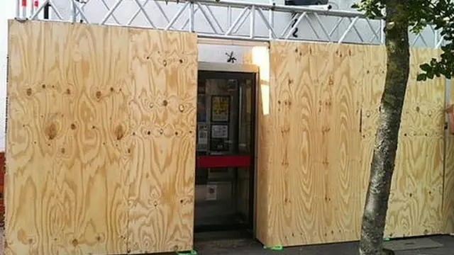 一家建築公司已經在壁畫周圍搭起了木板，