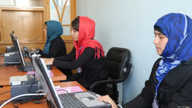 د کورنیو چارو وزارت اړوند ډلې کور په کور کرځي او د تذکرو د ویش لپاره نوم لیکنه کوي.