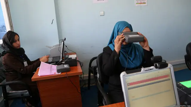 ټاکل شوې تر راتلونکو پنځو کلونو ټولو افغانانو ته دغه معتبرې بریښنايي پيژند پاڼې وویشل شي.