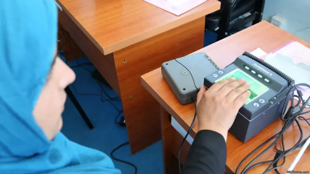 حفیظ الله معروف، چې د کورنیو چارو وزارت له یوې تخنیکي ډلې سره، په کابل کې کورونو ته ورغلی وايي، د تذکرو د ویش لپاره د نومې لیکنې بهیر په چټکۍ روان دی.