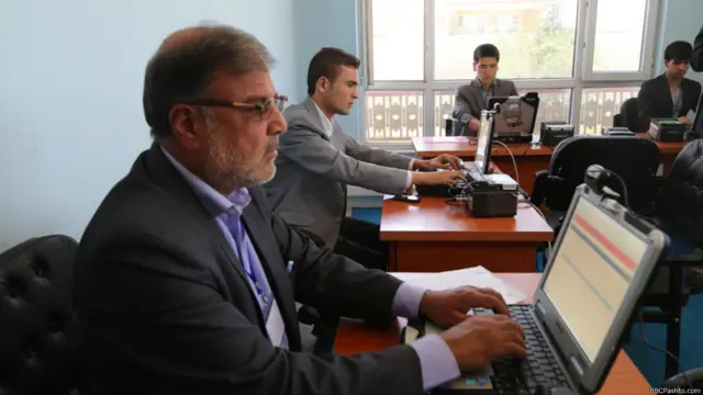 د بریښنايي تذکرو لپاره ګرځنده ډلې پر یوه وخت دوه کارونه کوي، هم د ګړو سرشمیرنه کوي او هم د بریښناتذکرو لپاره نوم لیکنه.