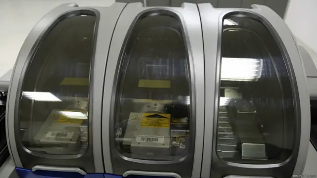 ګڼ شمیر خلکو، له دغو کاغذپرانیو نه دتيښتې لپاره جعلې تذکرې هم جوړولې، خو نوې بريښنايي تذکرې په داسې ډول ډیزاین شوي، چې جعل پکې امکان نه