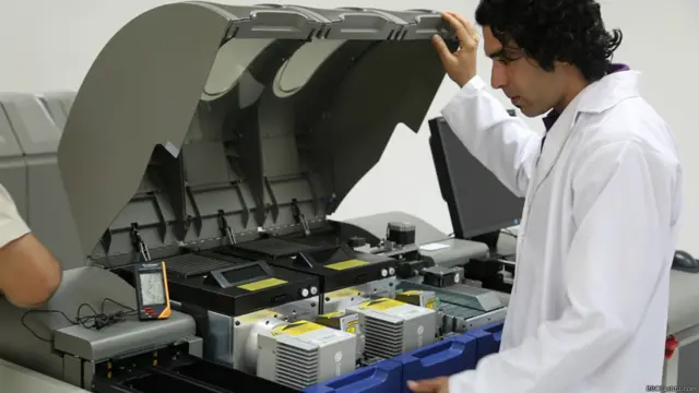 د دغه پروګرام ډیر کارمندان لوستي ځوانان دي. دوی هره ورځ شاوخوا ۱۵۰۰ کسانو نوم لیکنه کولای شي.